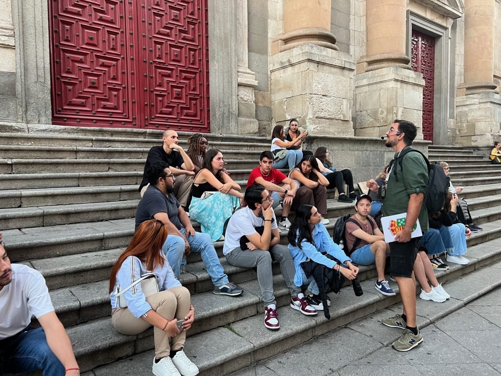 Descanso en las escaleras de la Clerecía de Salamanca
