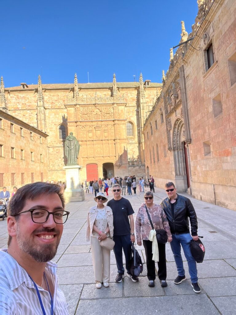 Grupo de Salamanca Guiada en el patio de escuelas mayores de Salamanca