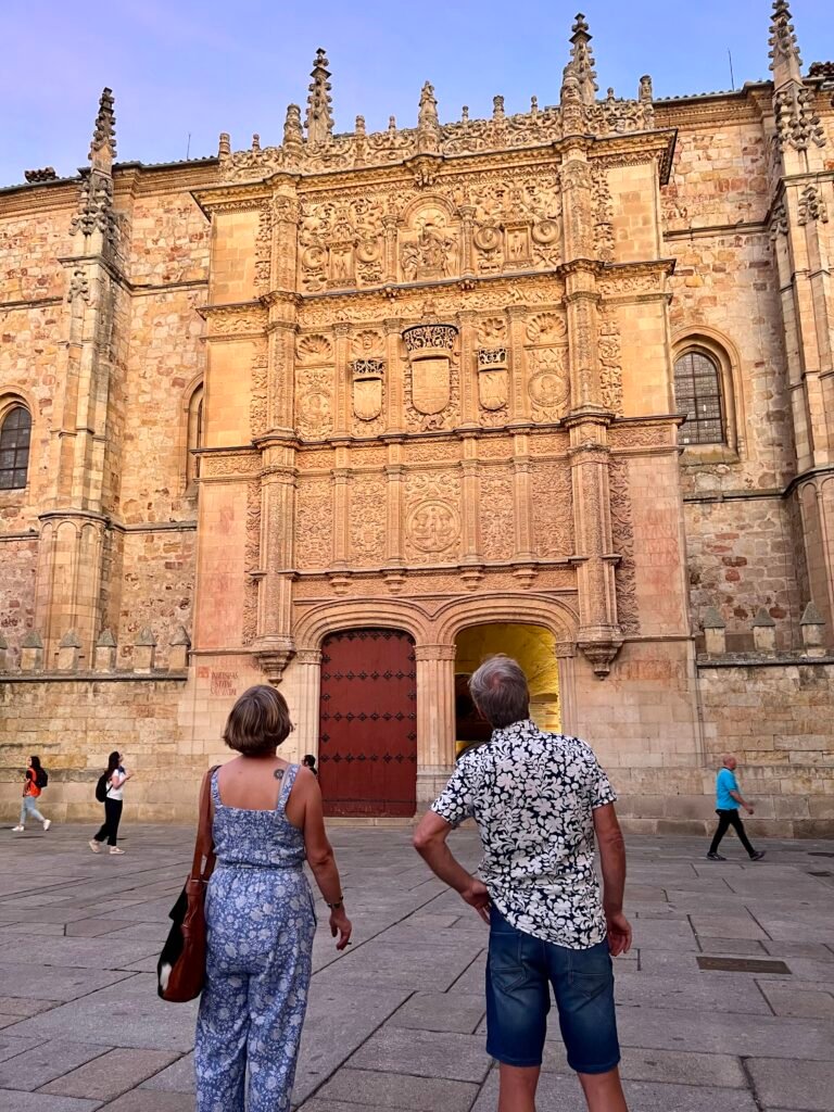 Pareja disfrutando de una visita en Salamanca con Salamanca GUiada