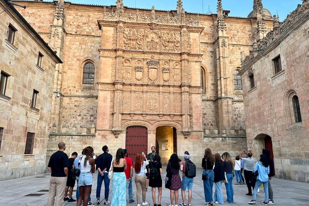 Grupo de personas en un free tour en la universidad de Salamanca