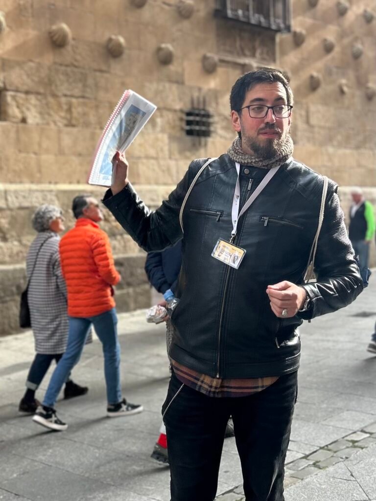 Miguel Blanco guiando a un grupo en Salamanca