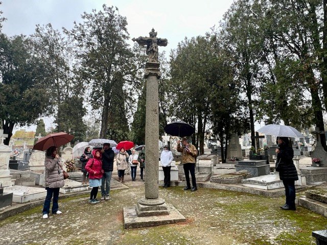 Grupo de personas en una visita guiada al cementerio de Salamanca