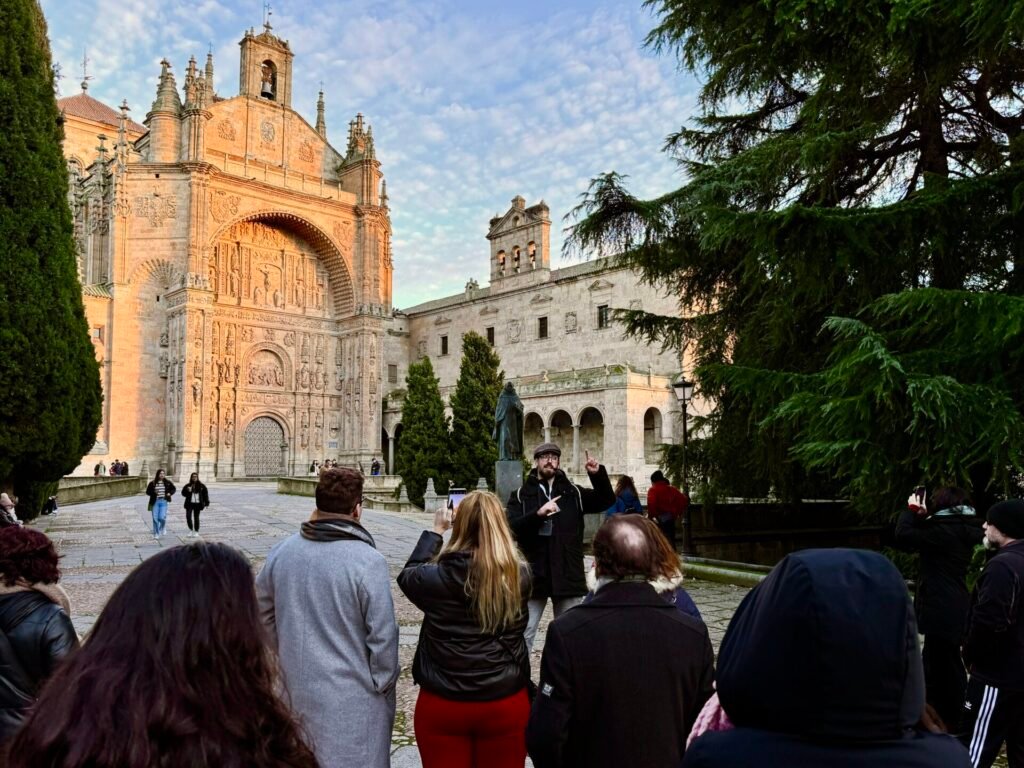 Escuela de Salamanca - Grupo en visita guiada al convento de San Esteban