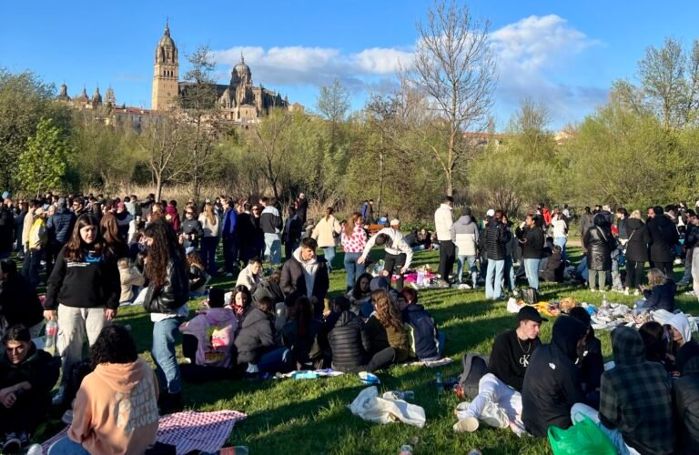 Lunes de Aguas en Salamanca. Grupo de jóvenes junto al río Tormes