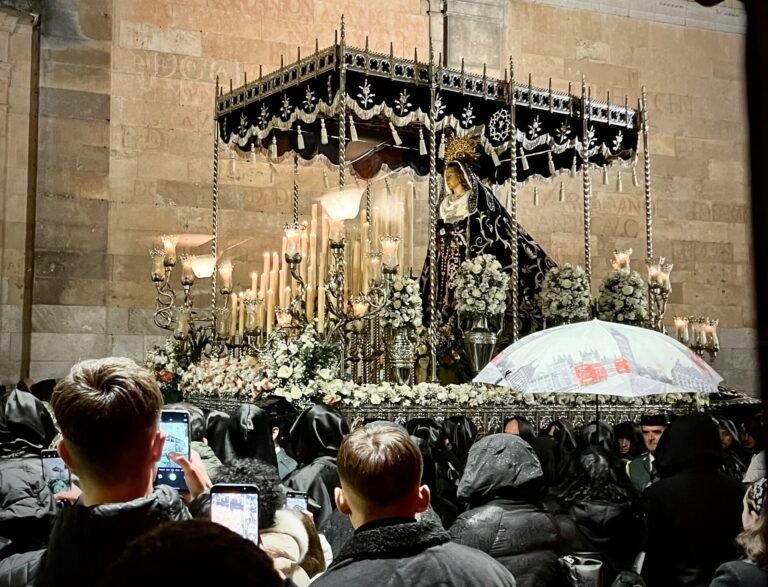 Paso procesión Semana Santa en Salamanca