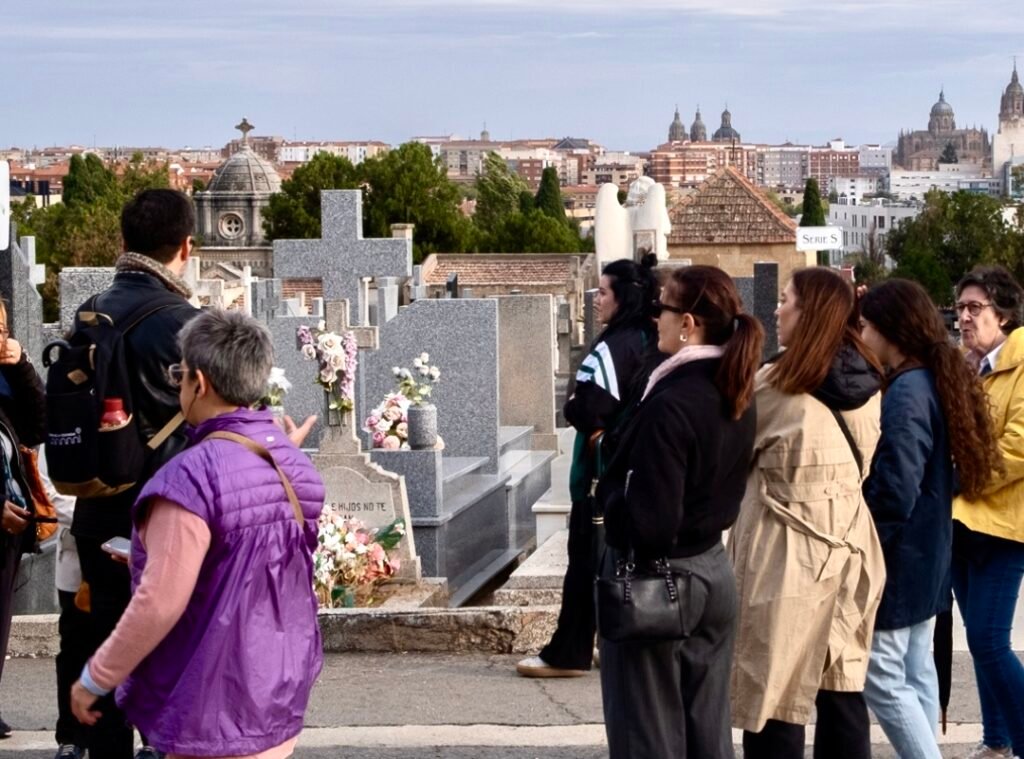 Grupo en una visita guiada al cementerio de Salamanca