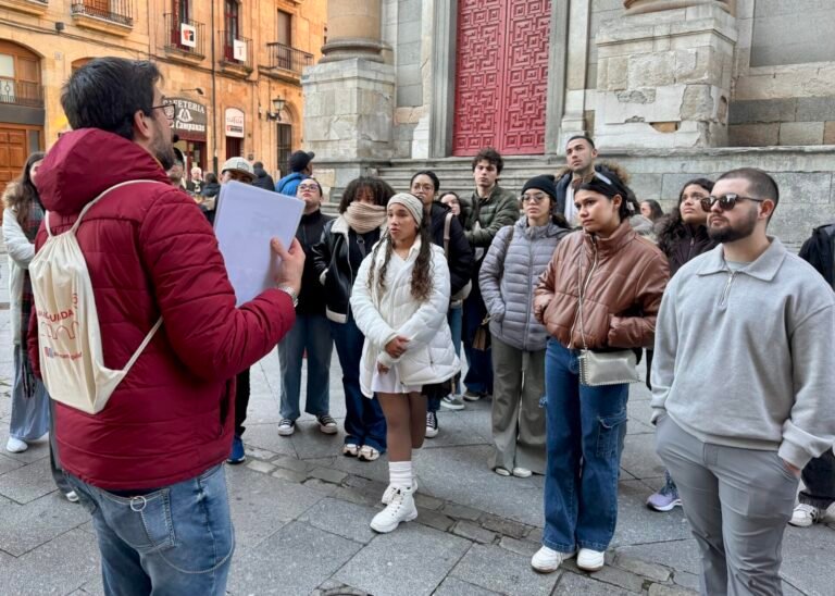 Grupo en visita guiada en Salamanca